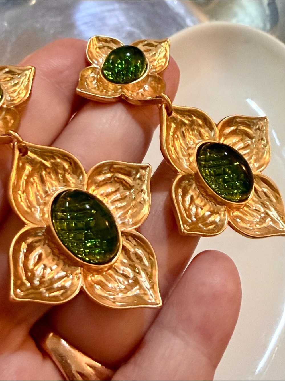 KJL GOLD FLORAL DANGLE DROP EARRINGS/ GREEN GLASS CABOCHON- CLIP ON - Picture 7 of 14